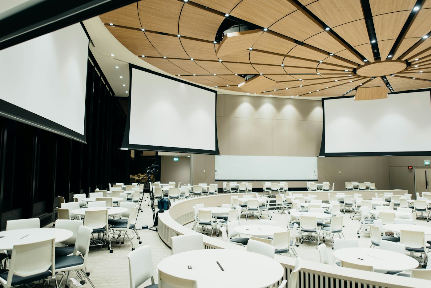 Salón de eventos preparado para la feria de alianzas